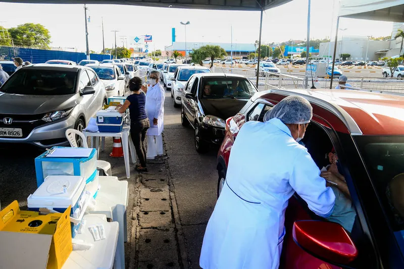 Maceió, 26 de março de 2020
Fila de carros no Maceió Shopping, no primeiro dia de drive-thru de vacina em Maceió. Alagoas - Brasil.
Foto: ©Ailton Cruz