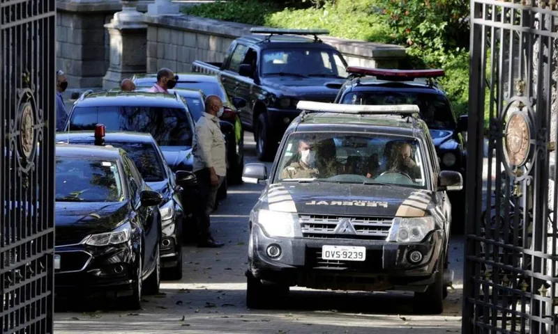 Policiais federais deixam Palácio das Laranjeiras após cumprirem mandado de buscas