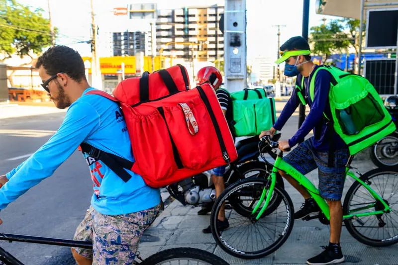 Maceió, 20 de abril de 2020
Delivery, Profissão de risco. Ciclistas e motoqueiros estão se arriscando nas ruas atuando como entregadores em Maceió. Alagoas - Brasil.
Foto: ©Ailton Cruz