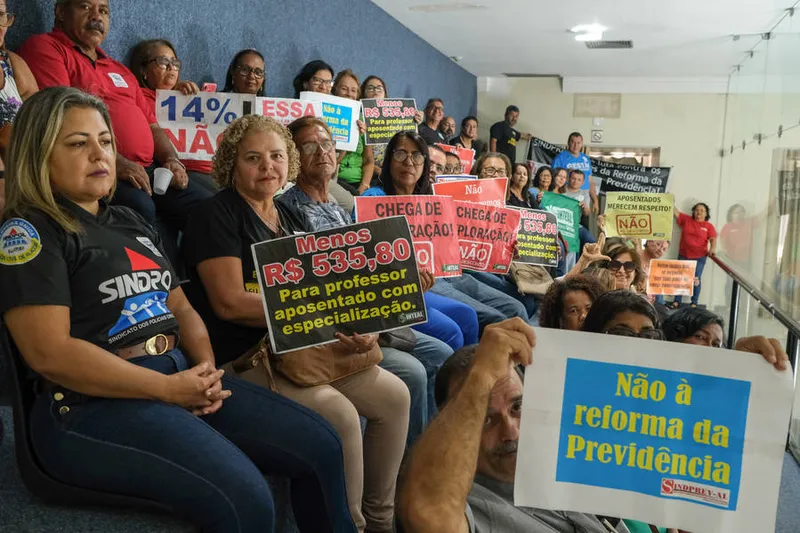 Professores aposentados e ativos chegaram a protestar na Assembleia Legislativa durante votação da Lei Renan Filho