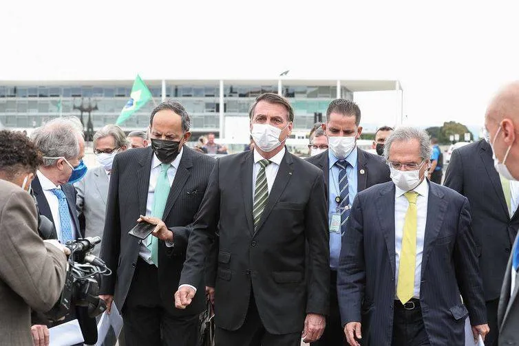Bolsonaro e dezenas de empresários seguiram do Palácio do Planalto para o Supremo