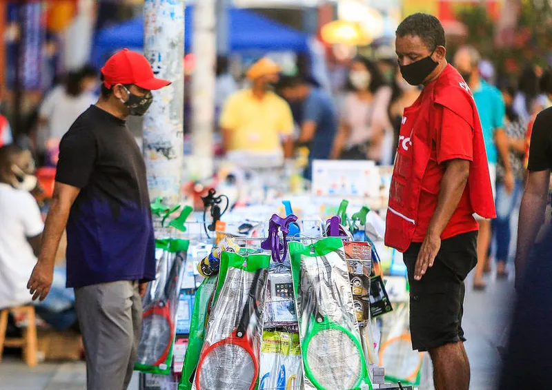 Maceió, 13 de julho de 2020 
Movimento dos camelôs na volta ao novo funcionamento de pessoas vendendo e comprando na Praça Palmares, em Maceió. Alagoas - Brasil.
Foto: ©Ailton Cruz