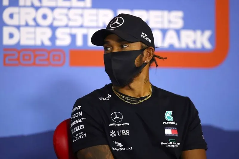 Lewis Hamilton se defende após polêmica anti-vacina: “Estou aprendendo”