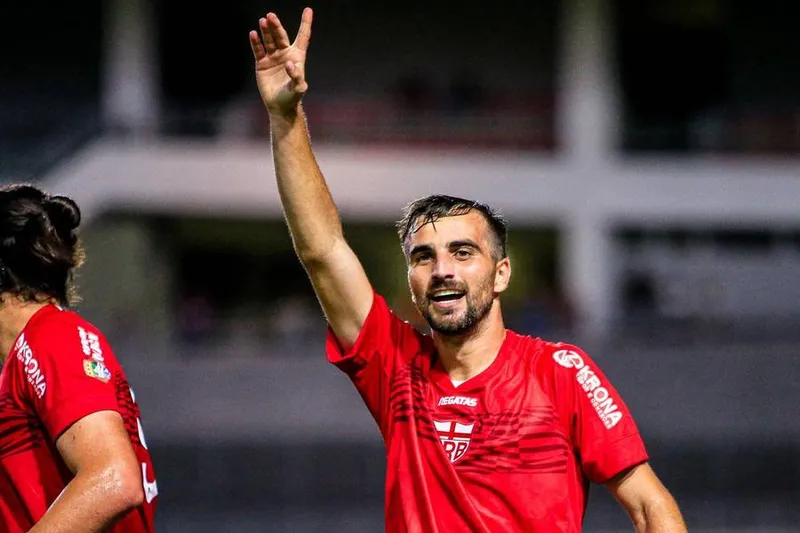 Longuine sofreu lesão no joelho direito, na vitória do CRB contra o Cruzeiro, por 2x0, na Copa do Brasil