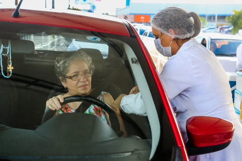 Maceió, 26 de março de 2020
Fila de carros no Maceió Shopping, no primeiro dia de drive-thru de vacina em Maceió. Alagoas - Brasil.
Foto: ©Ailton Cruz