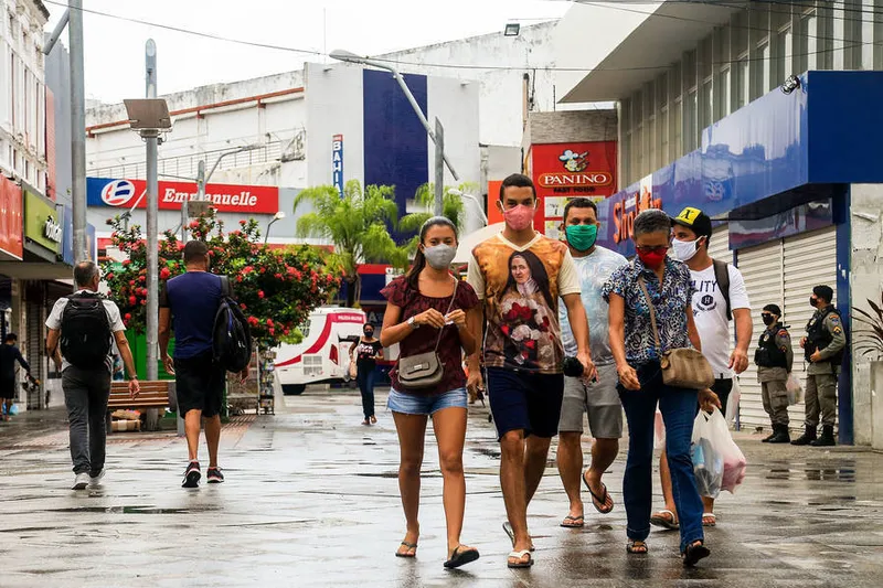 Maceió, 30 de abril de 2020  
Pessoas andando com máscaras no centro de Maceió. Alagoas - Brasil.
Foto: ©Ailton Cruz