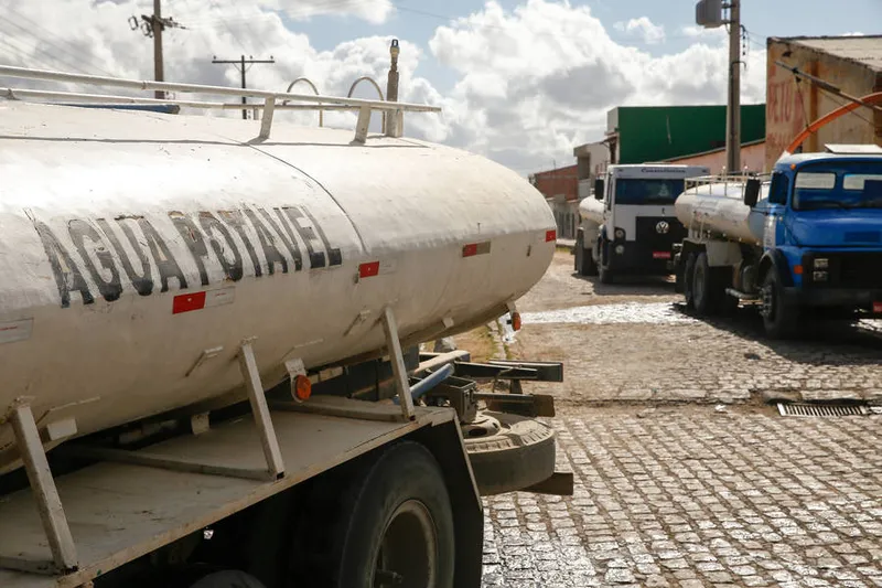 Os caminhões pipa estão sem abastecer municípios localizados no Sertão de Alagoas, segundo comunicado oficial