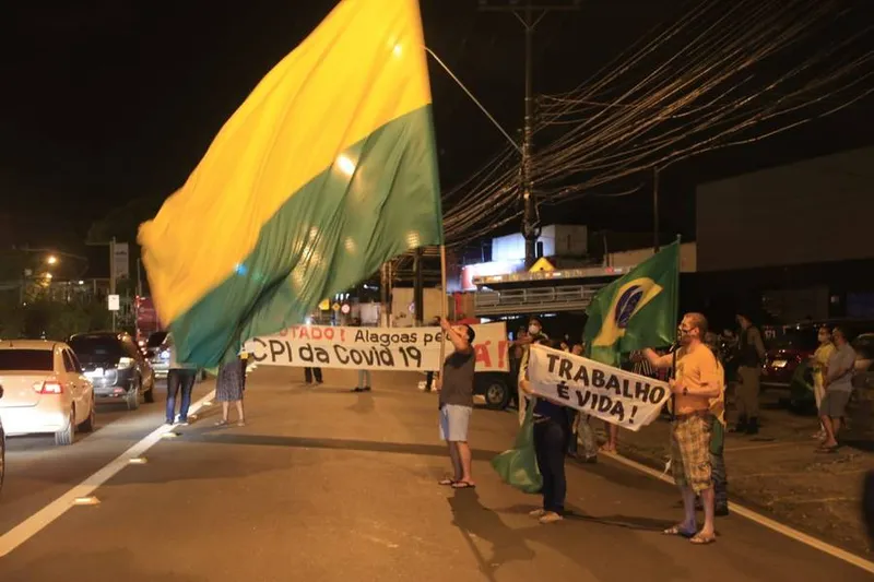 Parte da faixa azul, na avenida Fernandes Lima, foi bloqueada pelos manifestantes no início da noite de ontem