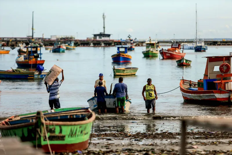 Maceió, 02 de junho de 2020
Pescadores do Centro Pesqueiro não estão comprindo o Isolamento  e estão se arriscando no bairro de Jaraguá em Maceió. Alagoas - Brasil.
Foto: ©Ailton Cruz