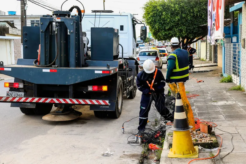 Técnicos fazem medição do solo do Pinheiro para acompanhar afundamento do bairro