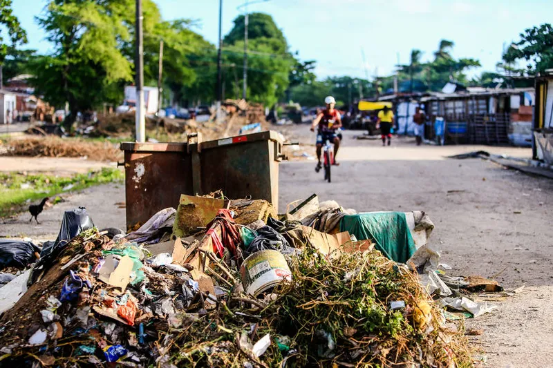 Maceió, 25 de junho de 2020    
Moradores estão reclamando da grande quantidade de Lixo acumulado na Orla Lagunar, na Avenida Senador Rui Palmeira no Dique Estrada, em Maceió. Alagoas - Brasil.
Foto: ©Ailton Cruz