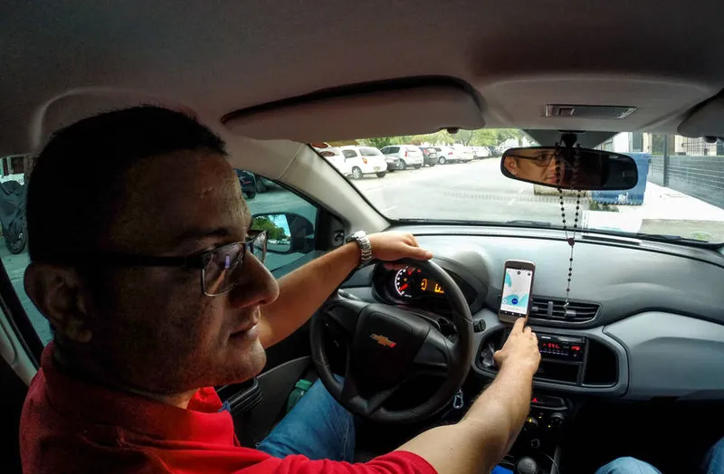 Maceió, 20 de setembro de 2018
Charllys Praxedes, motorísta de aplicativo e eletricista. Matéria sobre alagoanos que exercem mais de uma função para conseguir pagar as despesas. Alagoas - Brasil.
Foto: ©Ailton Cruz