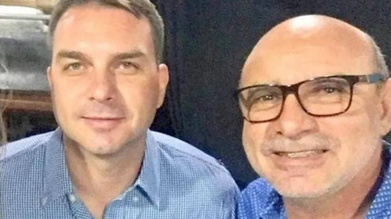 Flávio Bolsonaro é investigado por causa do esquema de “rachadinhas” com Queiroz