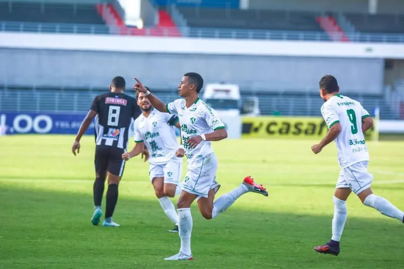 Atacante André foi o nome do jogo: ele marcou os dois gols do Murici sobre o ASA