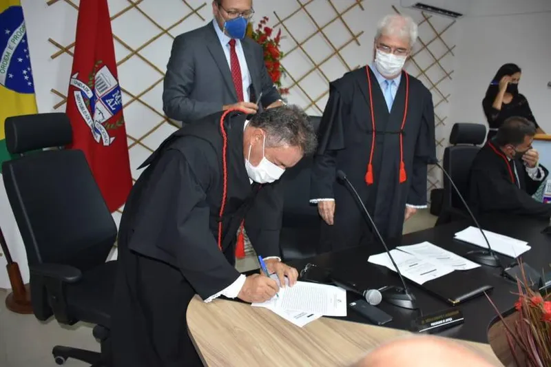 Márcio Roberto Tenório tomou posse em solenidade fechada e transmitida pela internet