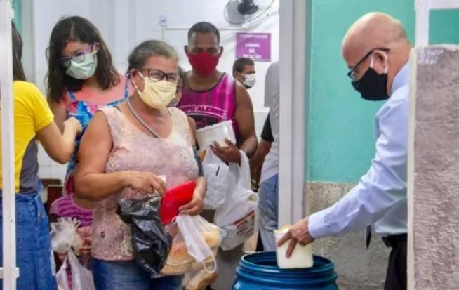 Em ação social da AD Alagoas, comunidades dos bairros carentes estão recebendo alimentos