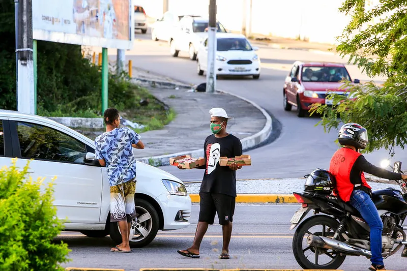 Maceió, 16 de junho de 2020  
Trabalho infantil, realizado na trevo da Rodoviária, na Avenida Afranio Lages, no bairro do Feitosa em Maceió. Alagoas - Brasil.
Foto: ©Ailton Cruz