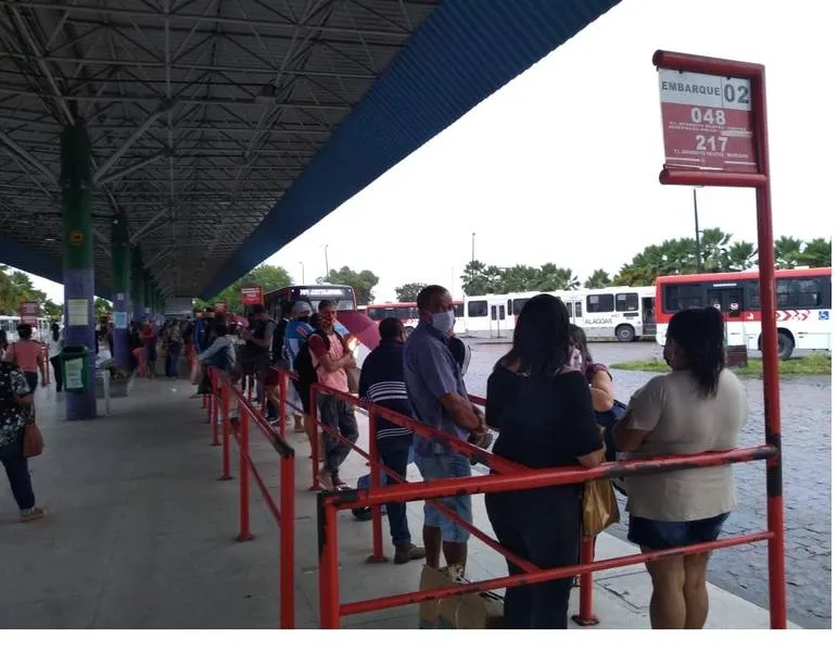 Imagem ilustrativa da imagem PASSAGEIROS LOTAM TERMINAIS DE ÔNIBUS