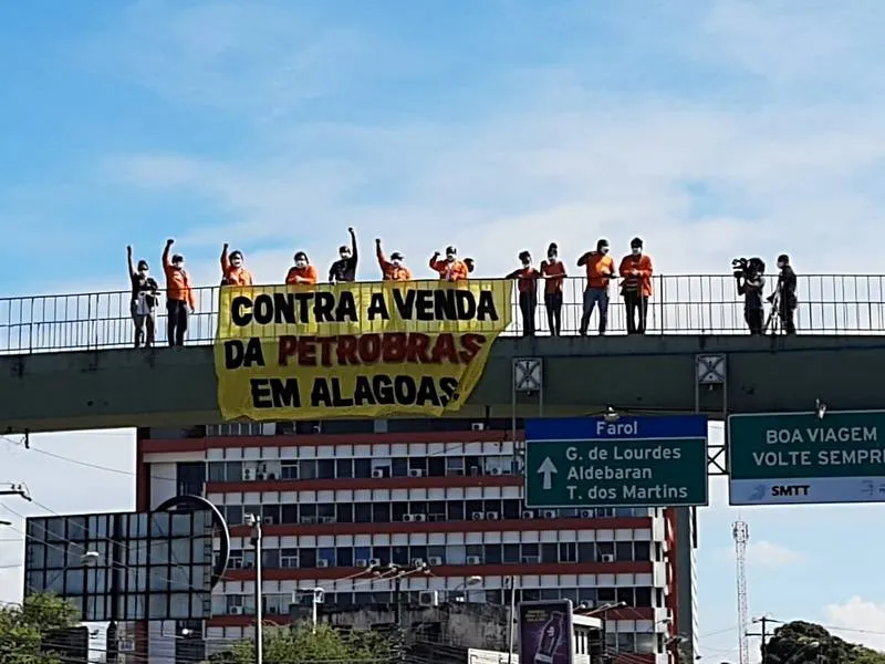 Imagem ilustrativa da imagem PETROLEIROS FAZEM ATO CONTRA VENDA DE CAMPOS DA PETROBRAS