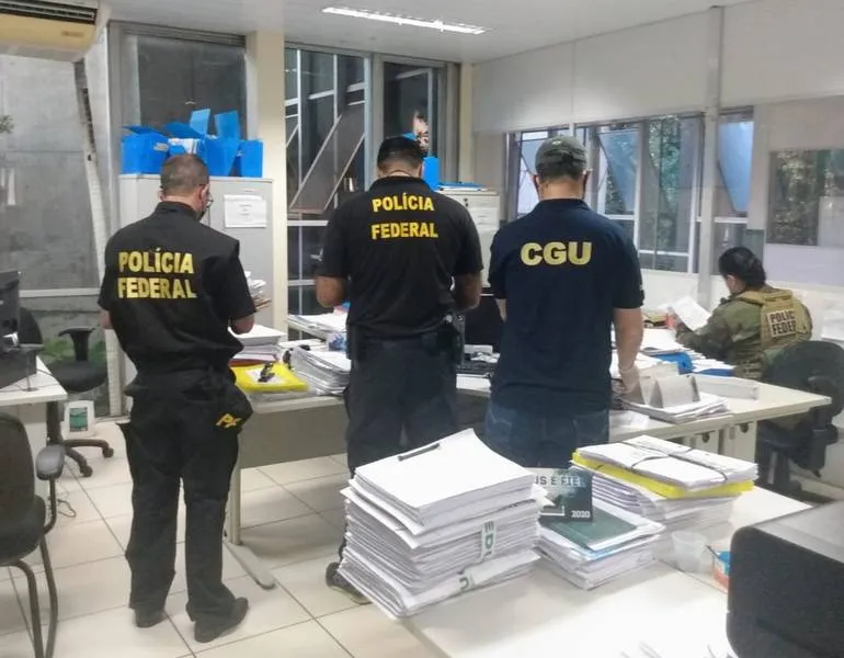 Policiais federais fazem buscas na sede da Secretaria Estadual de Educação, em Teresina, durante nova operação