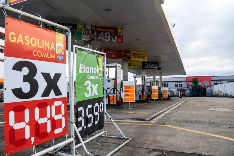 Apesar de este mês o preço da gasolina vendida nas refinarias acumular 4 altas, o valor nas bomas de AL recuaram