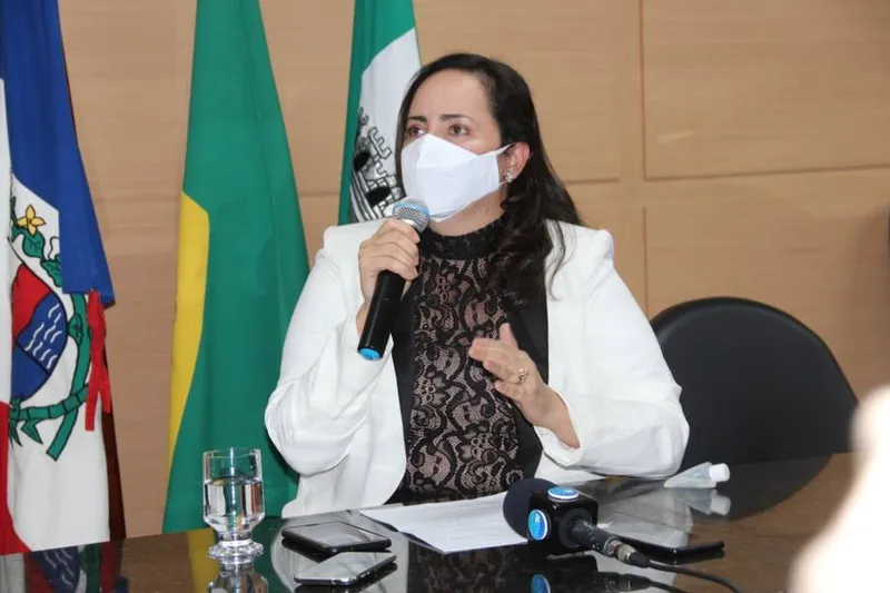 Fabiana Pessoa discursa na Câmara de Vereadores de Arapiraca logo após tomar posse no cargo de prefeita