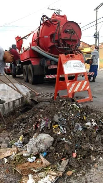 Imagem ilustrativa da imagem PREFEITURA EXECUTA OBRAS DE DRENAGEM E MANUTENÇÃO DE VIAS
