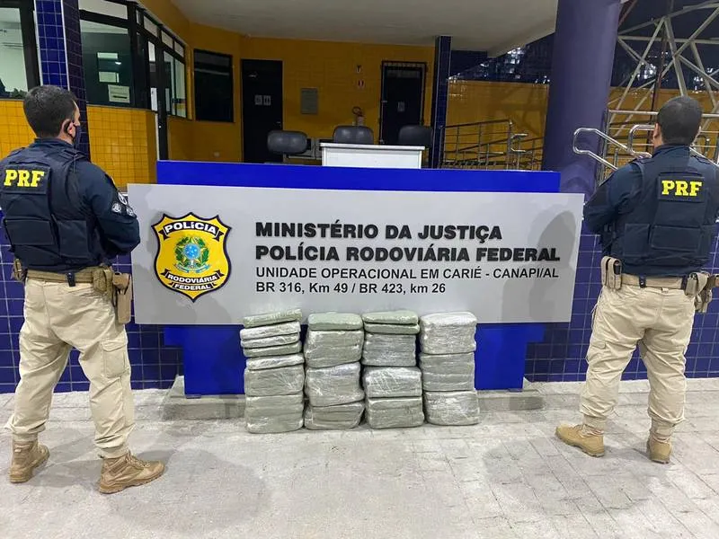 Imagem ilustrativa da imagem PRF APREENDE CERCA DE 50 KG DE MACONHA NO SERTÃO