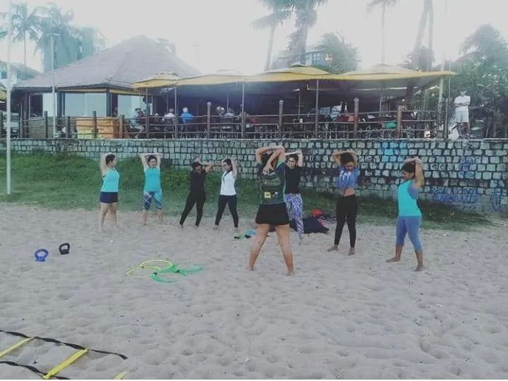 Com a quarentena, as pessoas não podem fazer atividade física na rua ou na academia; o jeito é improvisar em casa para fazer os exercícios, mas tudo requer muito cuidado