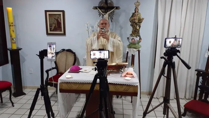 Imagem ilustrativa da imagem RELIGIOSOS TRANSMITEM CULTOS E PREGAÇÕES PELA INTERNET