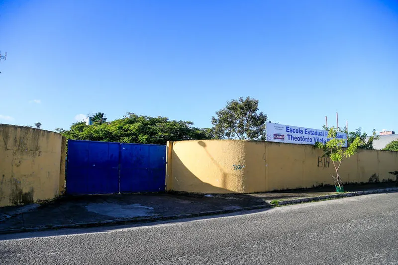 Maceió, 06 de agosto de 2020
Escola Estadual Professor Theotônio Vilela Brandão. Localizada na  Rua  Coronel Adauto Gomes Barbosa, no bairro de Santo Eduardo em Maceió. Alagoas - Brasil.
Foto: ©Ailton Cruz