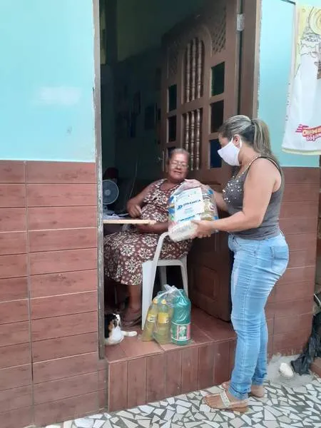 Moradores do Pontal da Barra recebem doação de cesta básica para ajudar a passarem pelo isolamento social