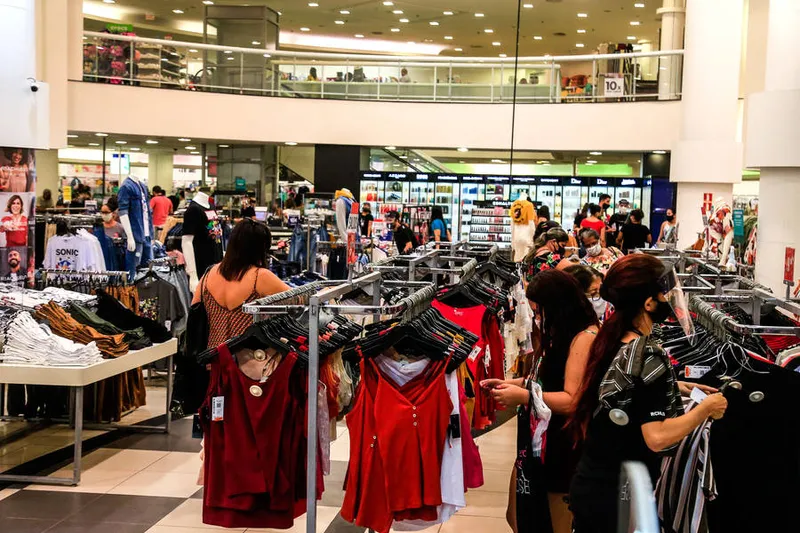 Lojas do shopping registraram movimento intenso no primeiro dia de reabertura