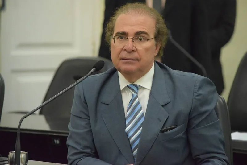 Olavo Calheiros pode, finalmente, ir para o TC e abrir vaga na ALE para Ronaldo Medeiros, hoje à frente da Arsal