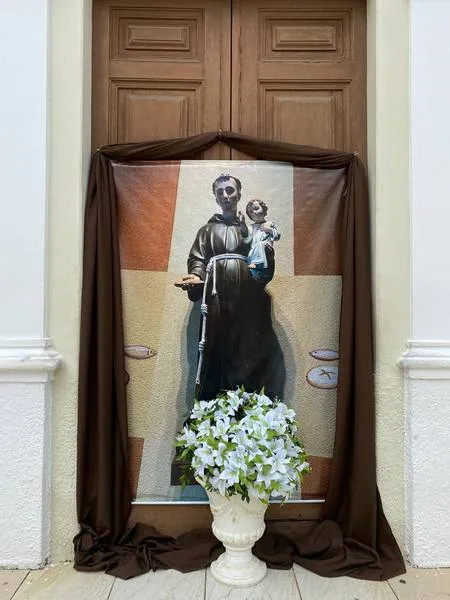 Altar com imagem de Santo Antônio foi colocada à porta do Convento dos Capuchinos e lá ficará durante a trezena