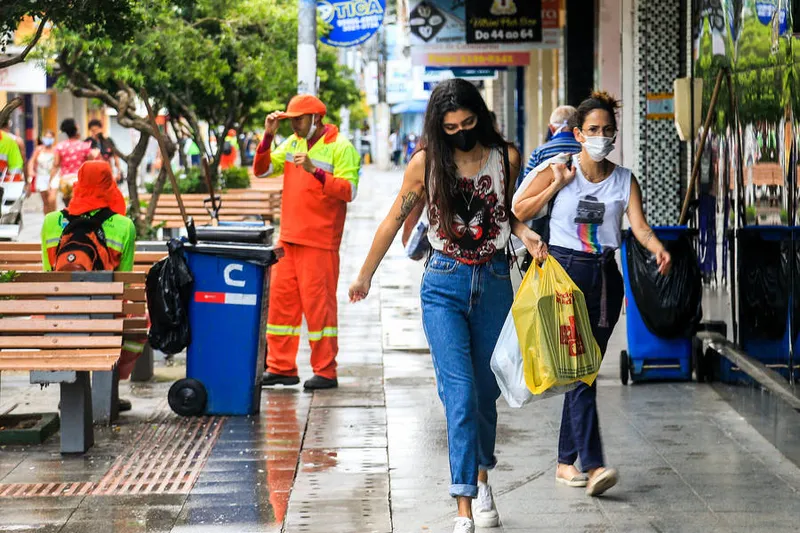 Maceió, 30 de abril de 2020  
Pessoas andando com máscaras no centro de Maceió. Alagoas - Brasil.
Foto: ©Ailton Cruz