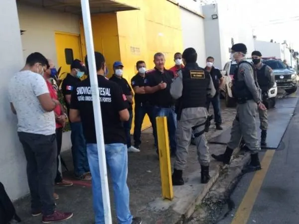Imagem ilustrativa da imagem VIGILANTES COBRAM EQUIPAMENTO DE PROTEÇão