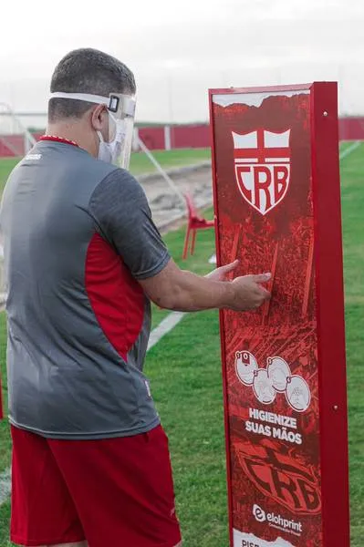 Técnico do CRB, Marcelo Cabo, cumprindo o protocolo de higienização antes do treino