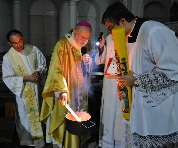 Vigília Pascal: momento em que o arcebispo de Maceió, Dom Antônio Muniz, realiza a Liturgia da Luz