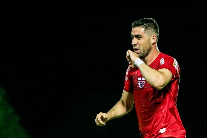 Zagueiro Xandão acredita que o futebol pode voltar no fim de junho com adaptações