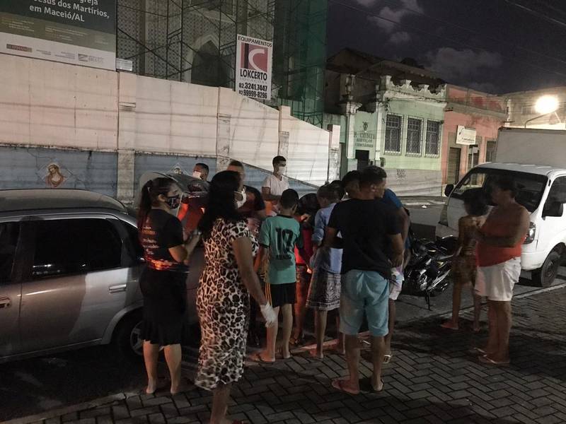 Voluntários do projeto “Vencendo o Mal fazendo o Bem”, durante entrega de alimentos na Praça dos Martírios