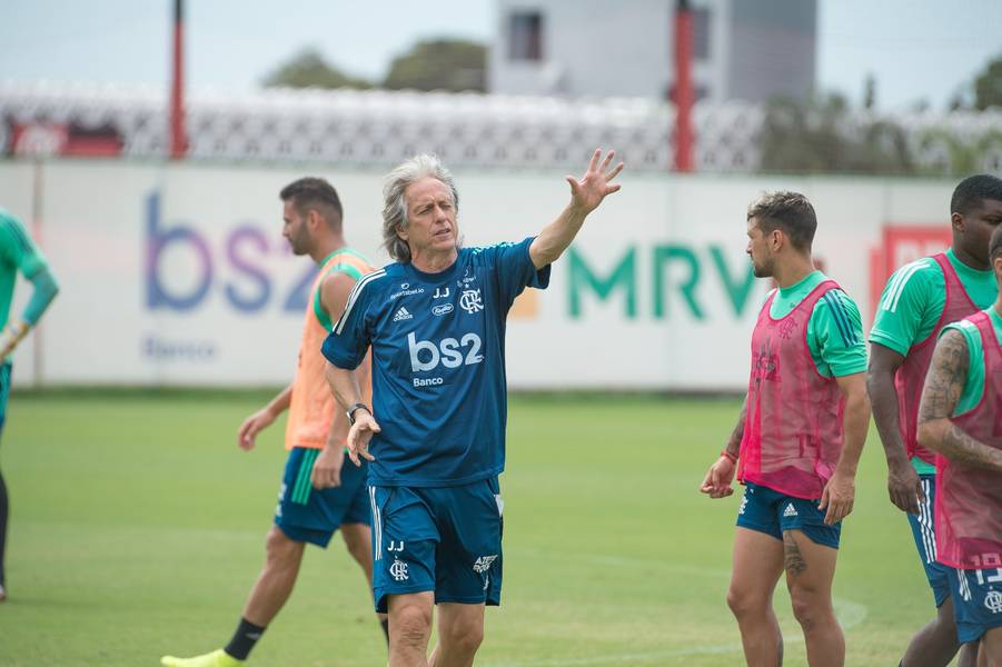 Técnico Jorge Jesus se reuniu, na quarta, com a comissão técnica e o chefe do setor médico, Márcio Tannure