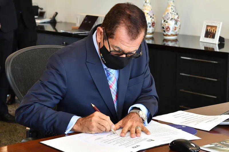 Ministro Humberto Martins assina termo de posse para assumir a presidência do Superior Tribunal de Justiça