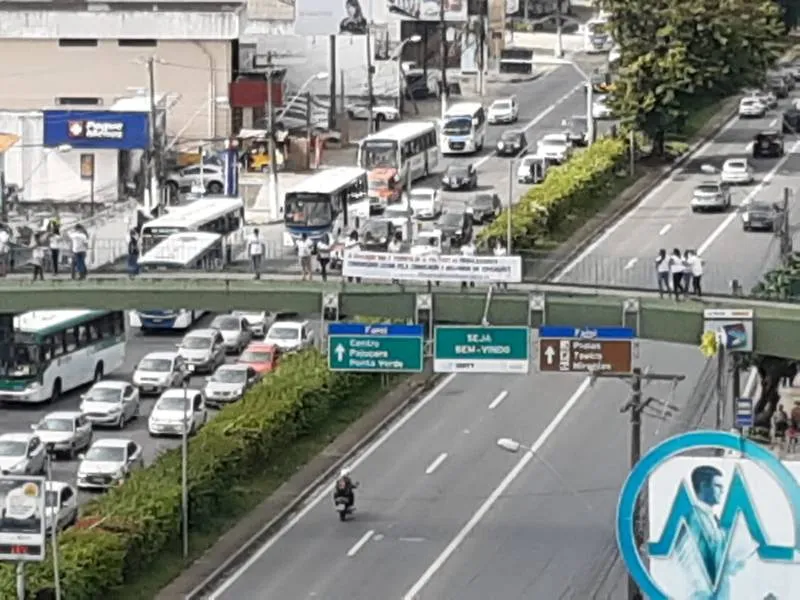 Com faixas e cartazes, professores fizeram ato na passarela do Cepa, no Farol, ontem