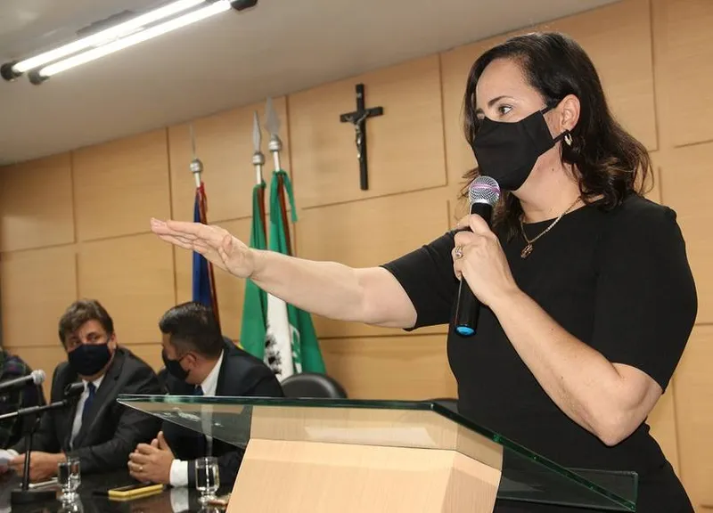 Fabiana Pessoa teve início de administração confuso após falecimento de Rogério Teófilo em Arapiraca