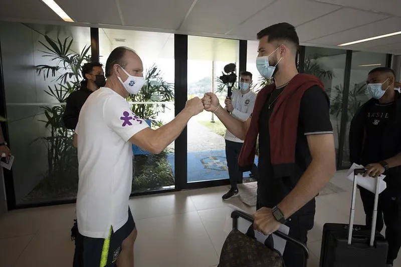 Felipe cumprimenta Taffarel na chegada à Granja Comary, nessa segunda-feira (5)