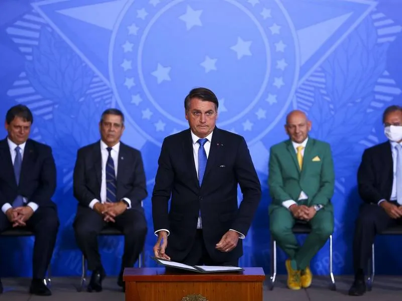 Bolsonaro tem sido criticado, inclusive por ex-aliados, por tomar decisões que contrariam os defensores do conjunto de operações e investigações iniciadas em 2014