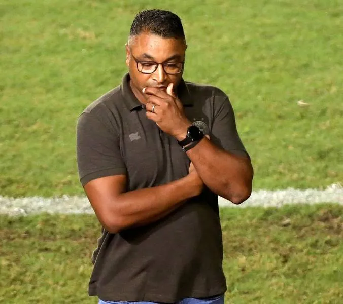 Técnico Roger Machado vai financiar projeto para lançamento de livros de autores negros e indígenas