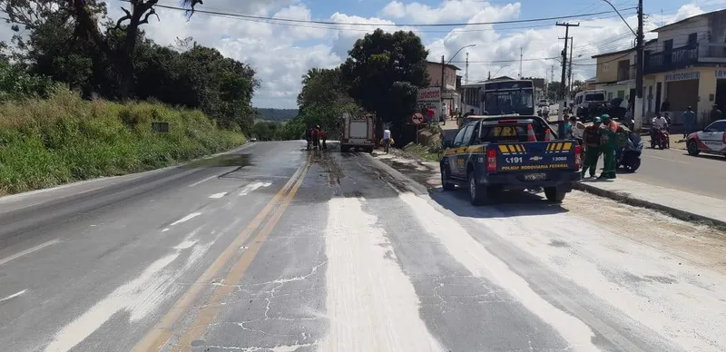 Imagem ilustrativa da imagem CARRETA ESPALHA AÇÚCAR EM RODOVIA