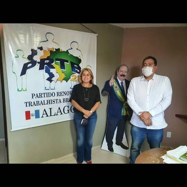 Correligionários passaram na sede do partido para a convenção e alguns acabaram retirando máscara de proteção